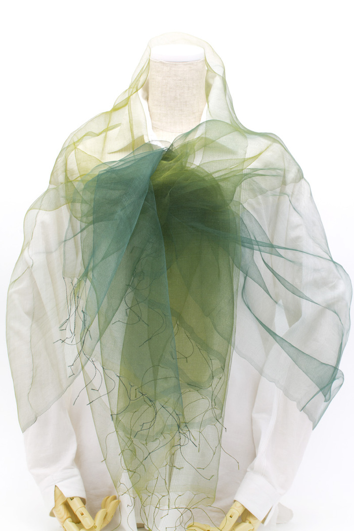 まるで羽衣のような軽やかさが特徴のとても使いやすいシルクスカーフ 花衣 はなごろも SAKAMOTO COLLECTION Silk organza scarf flower clothing deep green gradation 人の手の作り出す温かみと繊細さと緻密さ、新緑を思わせるグリーンから深緑へと変わるグラデーションカラーが重なり合って奥行を演出、外出時やオフィスなどでの冷房対策としても活躍しそう。 イメージ写真5