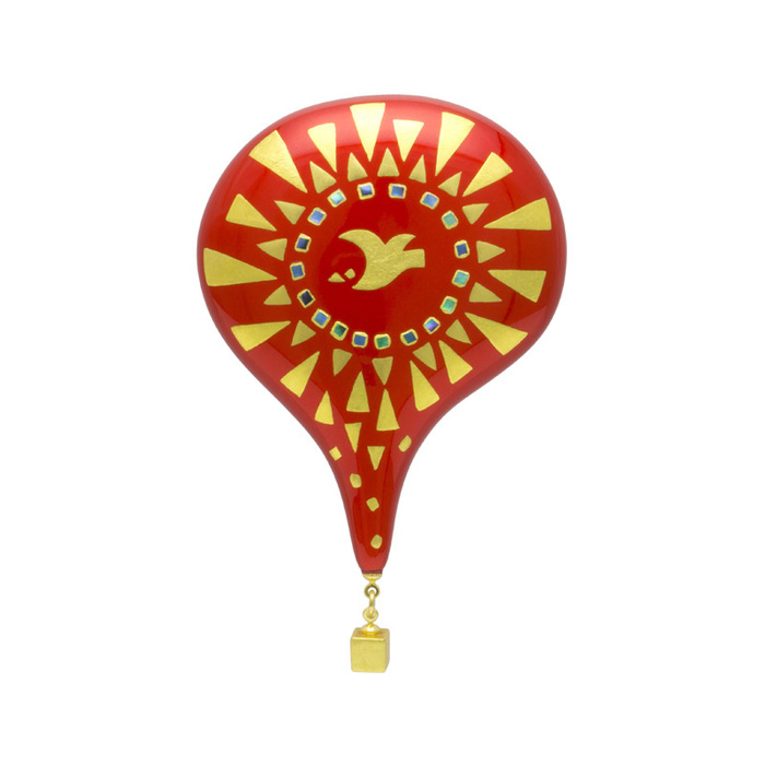 マドマドこれくしょん 蒔絵のアクセサリー ブローチ 鳥と気球 ポピーレッド色 伝統工芸から生まれたファンタジーをまとうブランド mado mado collection Fantasy MAKIE brooch pigeon & balloon poppy red 空飛ぶ気球に願いを込めて平和の象徴である鳩、周りにはキラキラと虹色に輝く螺鈿と金箔、金色粉で蒔絵、胸元に華やかさと大人の上品さを演出。  #ブローチ #brooch #鳥と気球 #ポピーレッド色 #蒔絵のブローチ #軽いブローチ #蒔絵のアクセサリー #ファンタジーをまとう #マドマドこれくしょん #坂本これくしょん #会津  イメージ写真1 