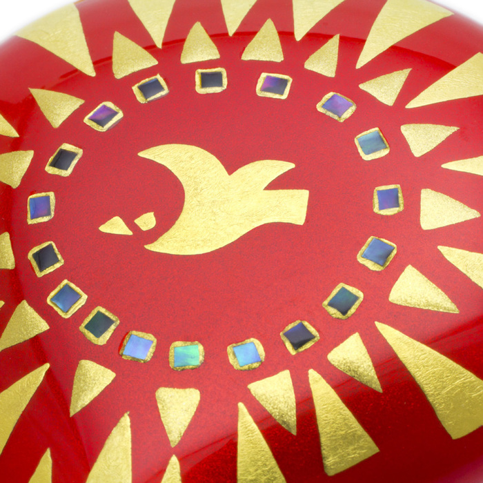 マドマドこれくしょん 蒔絵のアクセサリー ブローチ 鳥と気球 ポピーレッド色 伝統工芸から生まれた、ファンタジーをまとうブランド「mado mado collection」より、鳥のモチーフと揺れるカゴが印象的な空飛ぶ気球に願いを込めた Fantasy MAKIE Accessories pendant brooch pigeon & balloon poppy red color 空飛ぶ気球に願いを込めて平和の象徴である鳩を描きました。鳥モチーフの周りにはキラキラと虹色に輝く螺鈿（アバローニシェル あわび貝）と金箔、金色粉で蒔絵を施し、胸元に華やかさと大人の上品さを演出。  #漆アクセサリー #漆のアクセサリー #蒔絵ジュエリー #蒔絵アクセサリー #蒔絵のブローチ #気球ブローチ #平和ブローチ #螺鈿蒔絵 #balloon #Brooch #MAKIEBrooch #Fantasy #madomadocollection #ファンタジーな世界観 #新感覚アクセサリー #日本の手仕事 #坂本これくしょん