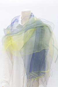 まるで羽衣のような軽やかさが特徴のとても使いやすいシルクスカーフ 花衣 はなごろも SAKAMOTO COLLECTION Silk organza scarf flower clothing yellow & navy gradation　です。人の手の作り出す温かみと繊細さと緻密さ、イエローとネイビーの組み合わせが新鮮、外出時やオフィスなどでの冷房対策としても活躍しそう。 イメージ写真4