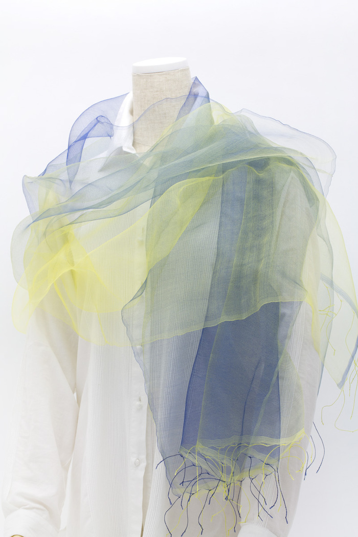 まるで羽衣のような軽やかさが特徴のとても使いやすいシルクスカーフ 花衣 はなごろも SAKAMOTO COLLECTION Silk organza scarf flower clothing yellow & navy gradation　です。人の手の作り出す温かみと繊細さと緻密さ、イエローとネイビーの組み合わせが新鮮、外出時やオフィスなどでの冷房対策としても活躍しそう。 イメージ写真4