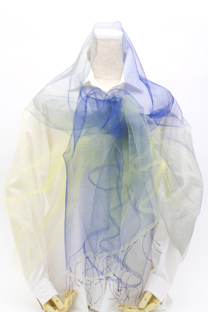 まるで羽衣のような軽やかさが特徴のとても使いやすいシルクスカーフ 花衣 はなごろも SAKAMOTO COLLECTION Silk organza scarf flower clothing yellow & navy gradation　です。人の手の作り出す温かみと繊細さと緻密さ、イエローとネイビーの組み合わせが新鮮、外出時やオフィスなどでの冷房対策としても活躍しそう。 イメージ写真5