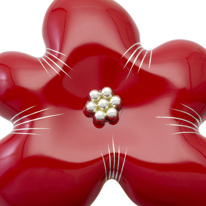 身につける漆 蒔絵のアクセサリー ペンダントブローチ 花 朱色 坂本これくしょんの艶やかで美しくとても軽い和木に漆塗りのアクセサリー Wearable URUSHI Accessories brooch Flower red 鮮やかで元気になれるオリジナルの深みのある朱、アーティスティックで個性的、ぱっと開いた大輪の花のインパクトが人の目を惹くデザイン、花芯に銀の粒をあしらい花弁の割れ目をプラチナ箔の蒔絵で描き、華やかながら派手すぎない仕上がり、還暦のプレゼントにも喜ばれています。  #ブローチ #brooch #花のブローチ #朱のブローチ #蒔絵のブローチ #還暦のプレゼント #還暦のブローチ #漆塗り #漆のアクセサリー #軽いアクセサリー #漆のブローチ #軽さを実感 #身につける漆 #坂本これくしょん #会津 メイン写真 