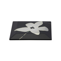 身につける漆 蒔絵のアクセサリー ブローチ 花みずき 黒色坂本これくしょんの艶やかで美しくとても軽い和木に漆塗りのアクセサリー SAKAMOTO COLLECTION Wearable URUSHI brooch Cornus florida black 艶やかな漆黒の黒にプラチナ箔と銀色粉で花みずきの花を表現、繊細なライン上に散りばめた細かな螺鈿がアクセント。 イメージ写真3