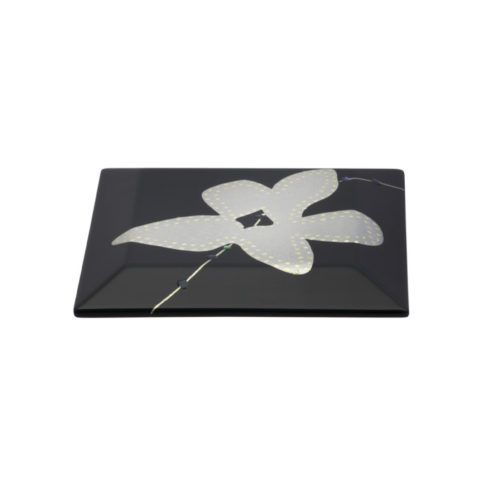 身につける漆 蒔絵のアクセサリー ブローチ 花みずき 黒色坂本これくしょんの艶やかで美しくとても軽い和木に漆塗りのアクセサリー SAKAMOTO COLLECTION Wearable URUSHI brooch Cornus florida black 艶やかな漆黒の黒にプラチナ箔と銀色粉で花みずきの花を表現、繊細なライン上に散りばめた細かな螺鈿がアクセント。 イメージ写真3