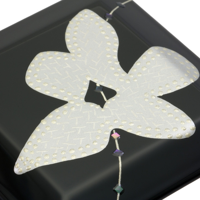 身につける漆 蒔絵のアクセサリー ブローチ 花みずき 黒色坂本これくしょんの艶やかで美しくとても軽い和木に漆塗りのアクセサリー SAKAMOTO COLLECTION Wearable URUSHI brooch Cornus florida black 艶やかな漆黒の黒にプラチナ箔と銀色粉で花みずきの花を表現、繊細なライン上に散りばめた細かな螺鈿がアクセント。  #ブローチ #Brooch #花水木 #漆黒の黒 #プラチナ箔 #螺鈿 #繊細な蒔絵 #蒔絵のブローチ #軽いブローチ #漆のアクセサリー #漆塗り #身につける漆 #坂本これくしょん #会津 