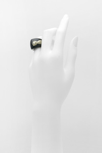 身につける漆 蒔絵のアクセサリー リング 夜の舟 黒色 坂本これくしょんの艶やかで美しくとても軽い和木に漆塗りのアクセサリー SAKAMOTO COLLECTION Wearable URUSHI ring black night boat 夜の舟をイメージしたＶ字ラインが指先をすっきりと見せてくれる指輪、漆黒に錫盛蒔絵はアーティスティックで個性的、ポイントの銀粒でさらに立体感を出しました。 イメージ写真5