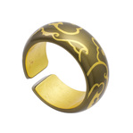 RIE SAKAMOTO COLLECTION 身につける漆 蒔絵のアクセサリー バングル 輪舞曲 波唐草 金砂色 坂本これくしょんの艶やかで美しくとても軽い「和木に漆塗りのアクセサリー」より、シンプルでボリューム感のある形状が手元をアーティスティックに華やかな印象に見せてくれる使いやすいデザイン Wearable URUSHI Accessories bangle Rondo golden wave arabesque goldencolor 金粉で蒔きぼかし光沢のある微妙な金色のバングル、手首の動きによって見える内側の金箔と、金砂色に描いた波唐草の蒔絵とのコントラストが楽しめる一品。落ち着いた大人の華やかさを秘めた作品で、日本人の肌に合う上品なゴールドカラーのです  #漆アクセサリー #漆のアクセサリー #漆ジュエリー #軽いアクセサリー #漆のバングル #輪舞曲 #波唐草 #bangle #Rondo #arabesque #wearable #ウェアラブル漆 #漆塗り #軽さを実感 #坂本これくしょん