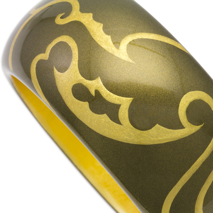 身につける漆 蒔絵のアクセサリー バングル 輪舞曲 波唐草 金砂色 坂本これくしょんの艶やかで美しくとても軽い和木に漆塗りのアクセサリー SAKAMOTO COLLECTION Wearable URUSHI Accessories bangle Rondo golden wave arabesque gold 日本人の肌に合う上品なゴールドカラー、金箔の伸びやかな曲線が華やかで美しい波唐草の蒔絵が人気です。  #バングル #bangle #輪舞曲 #波唐草 #金砂色 #金箔蒔絵 #唐草蒔絵 #蒔絵のバングル #軽いバングル #漆のアクセサリー #漆塗り #身につける漆 #坂本これくしょん #会津 