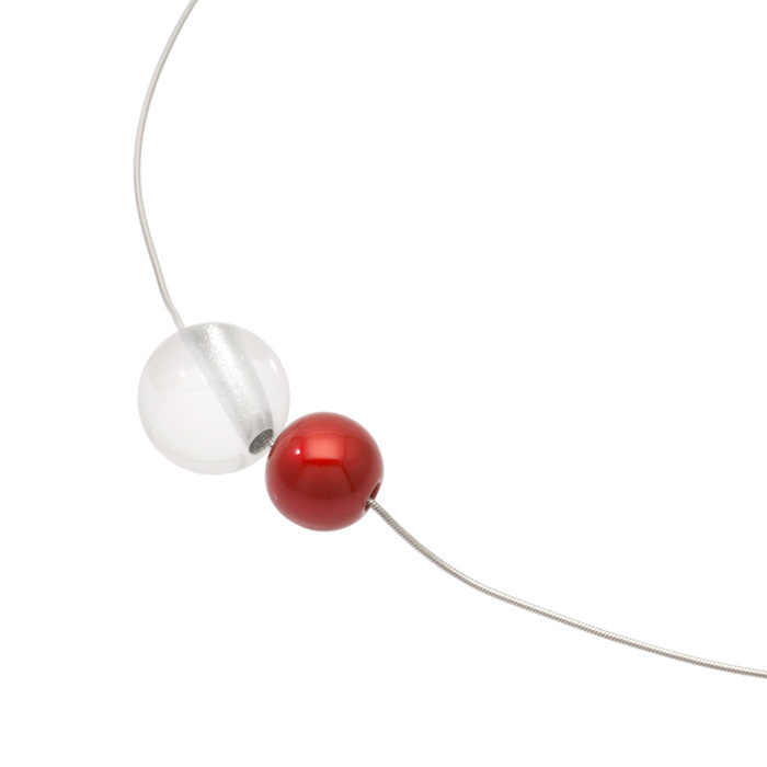 Jewel of Forest 漆のアクセサリー ペンダント 球1.5×アクリル ポピーレッド色伝統工芸から生まれた、坂本これくしょんのプレミアムシリーズ「Jewel of Forest」より洗練されたデザインジュエリー wearable URUSHI accessories pendant sphere & acrylic poppy red color 自然の中から編み出されてきた日本の伝統文化の中でも漆は森が生みだした宝物。スライド式のチェーンコードは金具を外さずに被ることができ、バックチェーンが背中に垂れるところが美しくエレガント。 イメージ写真2