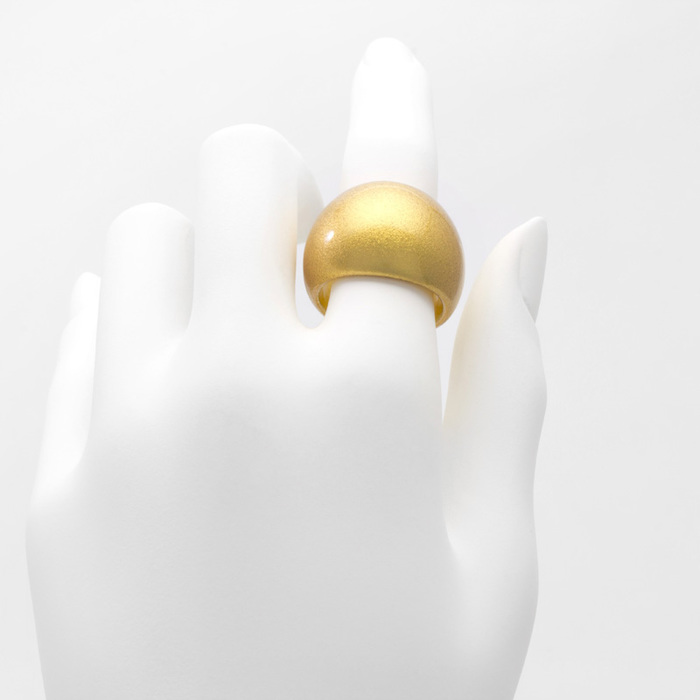 身につける漆 漆のアクセサリー リング 清風 金流星 坂本これくしょんの漆の艶やかさと和木ならではの軽やかさを毎日使いたくなるファッションアイテム SAKAMOTO COLLECTION wearable URUSHI accessories ring Sei-Fu gold meteor color ふっくらとした厚みと存在感が人気、流星のようなキラ感を持たせた光沢、指を包み込むようなぬくもりのある使用感の指輪です。  #リング #ring #指輪 #指ぬき #清風 #金流星色 #流星のような #キラ感 #キラキラ #軽いリング #漆のアクセサリー #漆塗り #身につける漆 #坂本これくしょん #会津  メイン写真