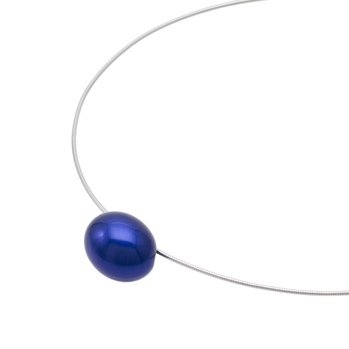 身につける漆 漆のアクセサリー ペンダント あけの実 コバルト色 坂本これくしょんの艶やかで美しくとても軽い和木に漆塗りのアクセサリー SAKAMOTO COLLECTION Wearable URUSHI pendants Nuts cobalt blue 小さめでころんとした可愛らしいフォルムが人気のチョーカータイプ、鮮やかな強いコバルトブルーが上品でクールな印象、プレゼントにも最適。 イメージ写真2