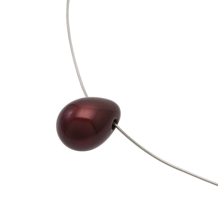 身につける漆 漆のアクセサリー ペンダント 鈴しずく ボルドー色 スライド式チェーンコード 坂本これくしょんの艶やかで美しくとても軽い「和木に漆塗りのアクセサリー」より、ふっくらとしたドロップ型が人気 Wearable URUSHI Accessories pendants bell drop Bordeaux color Adjustable Chain Code 鈴のようにふっくらさせ愛らしい形に上品で奥行き感のある人気のボルドー色、スライド式のチェーンは思い通りに長さ調節が可能。還暦のお祝い、プレゼントにもおすすめです。 イメージ写真2