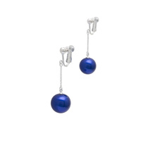 身につける漆 漆のアクセサリー イヤリング ブランコ2.0 糖蜜珠 コバルト色 坂本これくしょんの艶やかで美しくとても軽い和木に漆塗りのアクセサリー SAKAMOTO COLLECTION Wearable URUSHI Accessories earrings Blanco molasses Pearl cobalt blue 襟元でブランコのようにゆらゆらと美しく揺れる愛らしいアイテム、発色の良い鮮やかなコバルトブルー、素材には和木を使用しとても軽いので耳たぶへの負担が少なく楽に長く身に着けられます。 イメージ写真3