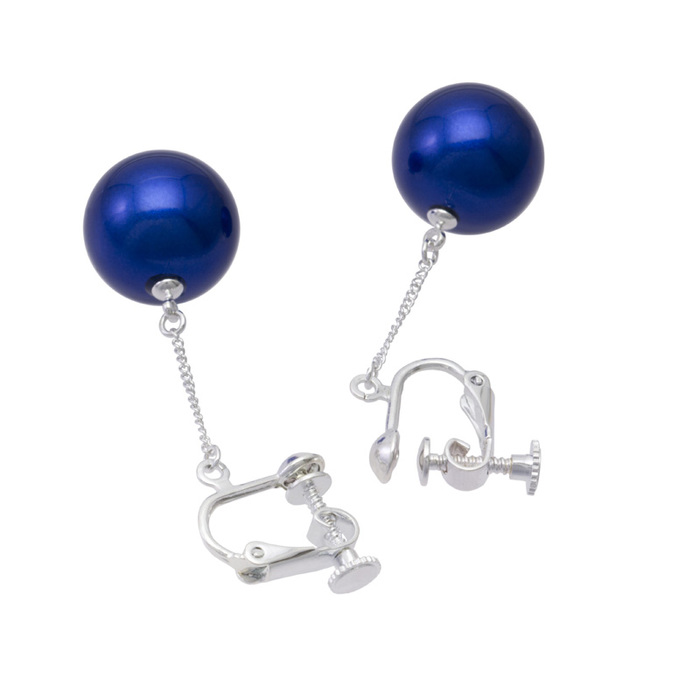 身につける漆 漆のアクセサリー イヤリング ブランコ2.0 糖蜜珠 コバルト色 坂本これくしょんの艶やかで美しくとても軽い和木に漆塗りのアクセサリー SAKAMOTO COLLECTION Wearable URUSHI Accessories earrings Blanco molasses Pearl cobalt blue 襟元でブランコのようにゆらゆらと美しく揺れる愛らしいアイテム、発色の良い鮮やかなコバルトブルー、素材には和木を使用しとても軽いので耳たぶへの負担が少なく楽に長く身に着けられます。 イメージ写真4