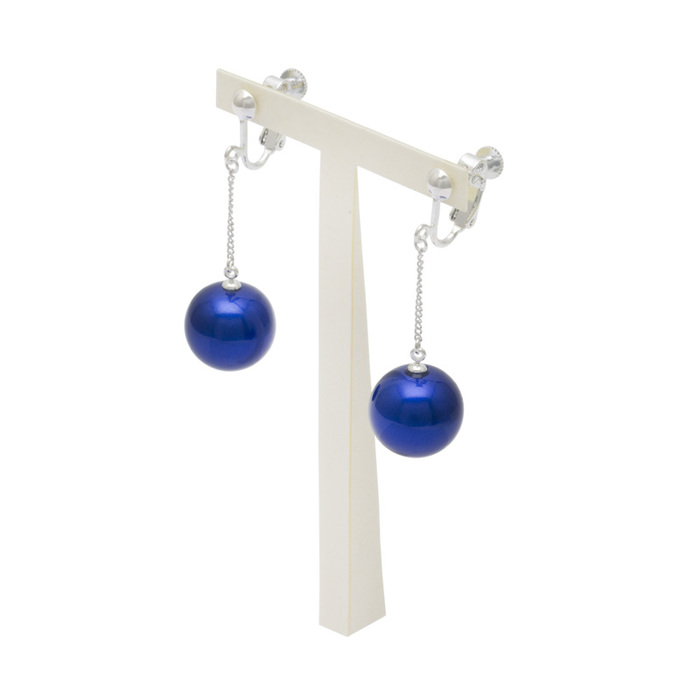 身につける漆 漆のアクセサリー イヤリング ブランコ2.0 糖蜜珠 コバルト色 坂本これくしょんの艶やかで美しくとても軽い和木に漆塗りのアクセサリー SAKAMOTO COLLECTION Wearable URUSHI Accessories earrings Blanco molasses Pearl cobalt blue 襟元でブランコのようにゆらゆらと美しく揺れる愛らしいアイテム、発色の良い鮮やかなコバルトブルー、素材には和木を使用しとても軽いので耳たぶへの負担が少なく楽に長く身に着けられます。 イメージ写真5
