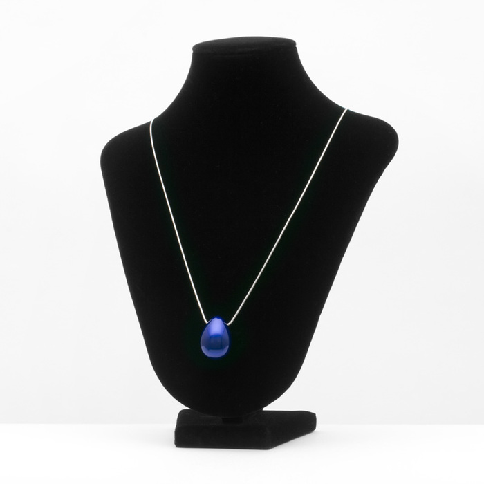 身につける漆 漆のアクセサリー ペンダント 鈴しずく コバルト色 スライド式チェーンコード 坂本これくしょんの艶やかで美しくとても軽い「和木に漆のアクセサリー」より、ウェアラブル 漆 アクセサリー Wearable URUSHI Accessories pendants drop bell cobaltblue adjustable chain code 人気の高いドロップ型を鈴のようにふっくらさせた愛らしい形、発色の良い鮮やかな強いブルーが上品でクールな印象を演出。お洋服に合わせてスライド式のチェーンコードは思い通りに微妙な長さ調節が可能です。 イメージ写真4