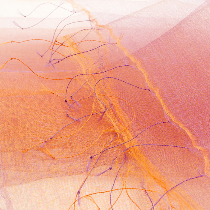軽やかで美しい シルクオーガンジースカーフ 花衣 はなごろも オレンジ パープル グラデーション URUSHI SAKAMOTO silk organdy scarf flower clothing orange & purple gradation まるで羽衣のような軽やかさが特徴のとても使いやすく坂本理恵が長年愛用しているシルクスカーフ。熟練した職人の「手織り・手染め」ならではの繊細さと緻密さ、人の手の作り出す温かみを感じ取っていただけるシルク製。レンジとパープルの組み合わせが新鮮。外出時やオフィスなどでのtとしても活躍しそう。  #シルクスカーフ #オーガンジー #シルクオーガンジーストール #グラデーションストール #花衣スカーフ #はなごろもスカーフ #silkscarf #organdy #silkorgandy #scarf #stole #shawl #プレゼント #冷房対策 #軽いスカーフ #繊細なフリンジ メイン写真