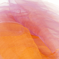 軽やかで美しい シルクオーガンジースカーフ 花衣 はなごろも オレンジ パープル グラデーション URUSHI SAKAMOTO silk organdy scarf flower clothing orange & purple gradation まるで羽衣のような軽やかさが特徴のとても使いやすく坂本理恵が長年愛用しているシルクスカーフ。熟練した職人の「手織り・手染め」ならではの繊細さと緻密さ、人の手の作り出す温かみを感じ取っていただけるシルク製。レンジとパープルの組み合わせが新鮮。外出時やオフィスなどでのtとしても活躍しそう。 イメージ写真2