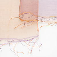 軽やかで美しい シルクオーガンジースカーフ 花衣 はなごろも オレンジ パープル グラデーション URUSHI SAKAMOTO silk organdy scarf flower clothing orange & purple gradation まるで羽衣のような軽やかさが特徴のとても使いやすく坂本理恵が長年愛用しているシルクスカーフ。熟練した職人の「手織り・手染め」ならではの繊細さと緻密さ、人の手の作り出す温かみを感じ取っていただけるシルク製。レンジとパープルの組み合わせが新鮮。外出時やオフィスなどでのtとしても活躍しそう。 イメージ写真3