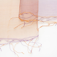 まるで羽衣のような軽やかさが特徴のとても使いやすいシルクスカーフ 花衣 はなごろも SAKAMOTO COLLECTION Silk organza scarf flower clothing orange & purple gradation 人の手の作り出す温かみと繊細さと緻密さ、朝焼けをイメージしたオレンジからパープルに変わるグラデーションカラーがお顔周りをぱぁっと明るく、外出時やオフィスなどでのtとしても活躍しそう。 イメージ写真3