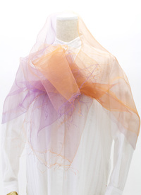 まるで羽衣のような軽やかさが特徴のとても使いやすいシルクスカーフ 花衣 はなごろも SAKAMOTO COLLECTION Silk organza scarf flower clothing orange & purple gradation 人の手の作り出す温かみと繊細さと緻密さ、朝焼けをイメージしたオレンジからパープルに変わるグラデーションカラーがお顔周りをぱぁっと明るく、外出時やオフィスなどでのtとしても活躍しそう。 イメージ写真4