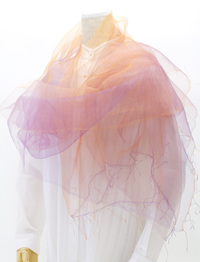 まるで羽衣のような軽やかさが特徴のとても使いやすいシルクスカーフ 花衣 はなごろも SAKAMOTO COLLECTION Silk organza scarf flower clothing orange & purple gradation 人の手の作り出す温かみと繊細さと緻密さ、朝焼けをイメージしたオレンジからパープルに変わるグラデーションカラーがお顔周りをぱぁっと明るく、外出時やオフィスなどでのtとしても活躍しそう。 イメージ写真5