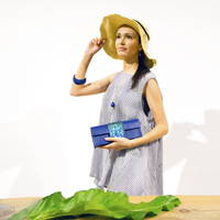 蒔絵のハンドバッグ クラッチバッグ オーロラの湖面 チタン粉 ショルダーストラップ付き 日本の伝統を現代に活かす URUSHI SAKAMOTO MAKIE handbag clutch bag aurora Lake Titanium gradation ラグジュアリーなデザイン、素材にこだわったブルーの牛革にチタン粉グラデーション蒔き分け施し高級感あふれる蒔絵のバッグ、使いやすさとデザイン性の両方の面から考えた仕上り イメージ写真6