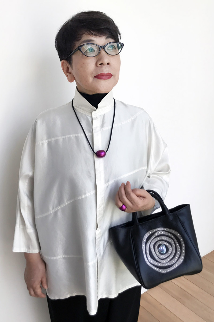 身につける漆 坂本これくしょん 蒔絵のハンドバッグ むすびバッグ 銀の迷宮 いぶし銀箔 坂本これくしょんの日本の伝統とともにお洒落にかつスタイリッシュに携帯できる SAKAMOTO COLLECTION wearable URUSHI MAKIE leather handbag Silver Labyrinth ソフトな黒の牛革にいぶし銀箔・銀色粉・螺鈿蒔絵、大人かわいい形に見た目以上の収納力。 イメージ写真6