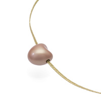 身につける漆 漆のアクセサリー ペンダント ハート 淡桜色 平編紐ラメ金Gコード 60cm 坂本これくしょんの艶やかで美しくとても軽い和木に漆塗りのアクセサリー URUSHI SAKAMOTO COLLECTION wearable URUSHI accessories pendants heart sakura pale pink color ふっくらとした滑らかな曲線のフォルムのハート型は大人かわいい愛らしい形、上品で温かみのあるピーチカラーは日本人の肌になじみシンプルなお洋服に一つプラスでポイントに、控えめなゴージャス感の平編紐ラメ入りコードはアジャスター付きです。 イメージ写真2