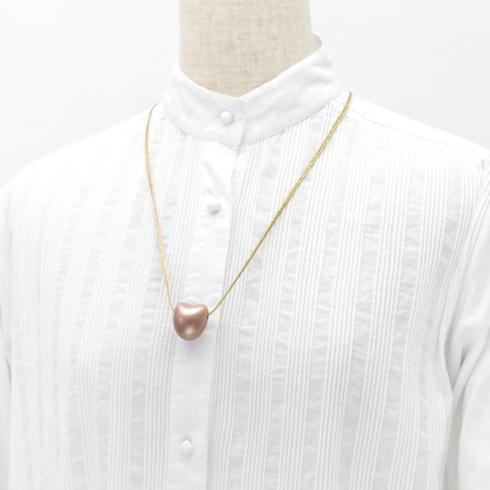 身につける漆 漆のアクセサリー ペンダント ハート 淡桜色 平編紐ラメ金Gコード 60cm 坂本これくしょんの艶やかで美しくとても軽い和木に漆塗りのアクセサリー URUSHI SAKAMOTO COLLECTION wearable URUSHI accessories pendants heart sakura pale pink color ふっくらとした滑らかな曲線のフォルムのハート型は大人かわいい愛らしい形、上品で温かみのあるピーチカラーは日本人の肌になじみシンプルなお洋服に一つプラスでポイントに、控えめなゴージャス感の平編紐ラメ入りコードはアジャスター付きです。 イメージ写真4