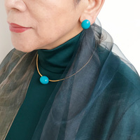 身につける漆 漆のアクセサリー イヤリング こでまり エメラルドブルー色 坂本これくしょんの艶やかで美しくとても軽い和木に漆塗りのアクセサリー sakamoto collection  COLLECTION wearable URUSHI accessories earrings Kodemari emerald blue ベーシックな優しい曲線のフォルムに上品で爽やかな優しいブルー、軽くて耳が痛くなりにくく安心して使えます。 イメージ写真4