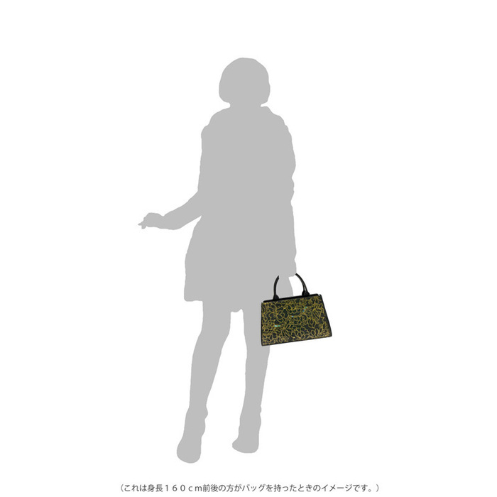 身につける漆 マウントエクレア ハンドバッグ 金箔 芳華 研ぎ出し いぶし 銀箔 坂本これくしょんのシックな牛革に蒔絵をあしらった豪華なデザイン SAKAMOTO COLLECTION wearable URUSHI MAKIE Mt Eclair handbags Cattleya flower Gilt 馬蹄型のふっくらと優しいフォルム、カトレアの花を金箔と螺鈿で蒔絵、美しさと機能性の両面を持つ才色兼備なバッグです。 イメージ写真6