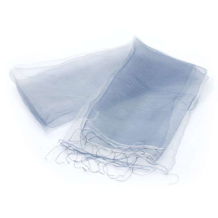 まるで羽衣のような軽やかさが特徴のとても使いやすい大判のシルクスカーフ 花衣 はなごろも 白 藍色 グラデーション URUSHI SAKAMOTO silk organdy scarf Hana-Koromo white & indigo blue gradation コーディネイトしやすい白と藍色のグラデーションカラーが重なり合って奥行を演出、外出時やオフィスなどでの冷房対策としても活躍しそう、インド製。  #シルクスカーフ #silkscarf #花衣 #はなごろも #グラデーション #オーガンジースカーフ #ストール #手織り #手染め #冷房対策 #プレゼント #軽いスカーフ #坂本これくしょん #会津  イメージ写真1 