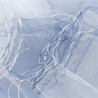 まるで羽衣のような軽やかさが特徴のとても使いやすい大判のシルクスカーフ 花衣 はなごろも 白 藍色 グラデーション URUSHI SAKAMOTO silk organdy scarf Hana-Koromo white & indigo blue gradation 坂本理恵が長年愛用のシルクオーガンジーストール。インドの熟練した職人の手織り・手染めならではの繊細さと緻密さ繊細なフリンジ、手の作り出す温かみを感じるシルク製スカーフ、白&藍色の組み合わせが新鮮。外出時やオフィスなどでの冷房対策としても活躍、インド製。 イメージ写真2