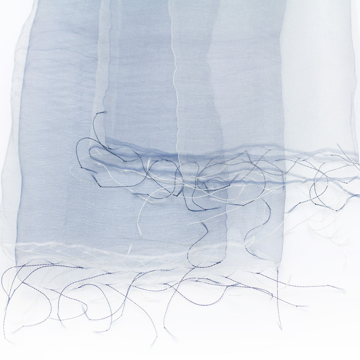 まるで羽衣のような軽やかさが特徴のとても使いやすい大判のシルクスカーフ 花衣 はなごろも 白 藍色 グラデーション URUSHI SAKAMOTO silk organdy scarf Hana-Koromo white & indigo blue gradation コーディネイトしやすい白と藍色のグラデーションカラーが重なり合って奥行を演出、外出時やオフィスなどでの冷房対策としても活躍しそう、インド製。 イメージ写真3