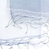 まるで羽衣のような軽やかさが特徴のとても使いやすい大判のシルクスカーフ 花衣 はなごろも 白 藍色 グラデーション URUSHI SAKAMOTO silk organdy scarf Hana-Koromo white & indigo blue gradation コーディネイトしやすい白と藍色のグラデーションカラーが重なり合って奥行を演出、外出時やオフィスなどでの冷房対策としても活躍しそう、インド製。 イメージ写真4