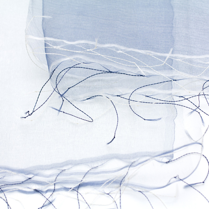 まるで羽衣のような軽やかさが特徴のとても使いやすい大判のシルクスカーフ 花衣 はなごろも 白 藍色 グラデーション URUSHI SAKAMOTO silk organdy scarf Hana-Koromo white & indigo blue gradation 坂本理恵が長年愛用のシルクオーガンジーストール。インドの熟練した職人の手織り・手染めならではの繊細さと緻密さ繊細なフリンジ、手の作り出す温かみを感じるシルク製スカーフ、白&藍色の組み合わせが新鮮。外出時やオフィスなどでの冷房対策としても活躍、インド製。 イメージ写真4