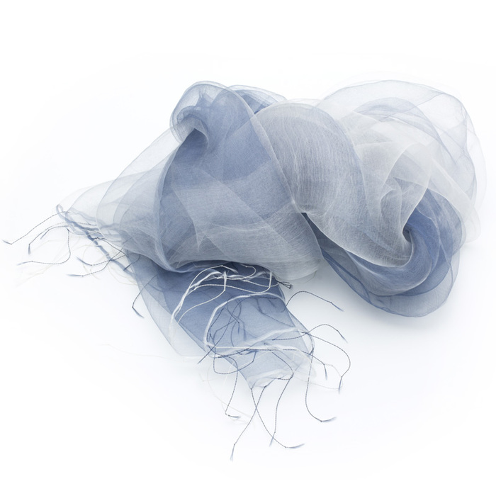 まるで羽衣のような軽やかさが特徴のとても使いやすい大判のシルクスカーフ 花衣 はなごろも 白 藍色 グラデーション URUSHI SAKAMOTO silk organdy scarf Hana-Koromo white & indigo blue gradation 坂本理恵が長年愛用のシルクオーガンジーストール。インドの熟練した職人の手織り・手染めならではの繊細さと緻密さ繊細なフリンジ、手の作り出す温かみを感じるシルク製スカーフ、白&藍色の組み合わせが新鮮。外出時やオフィスなどでの冷房対策としても活躍、インド製。 イメージ写真5
