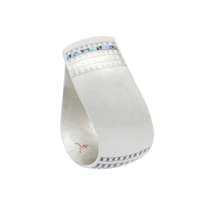 身につける漆 漆のアクセサリー バングル メビウス スカラ柄 ミルキーホワイト色 坂本これくしょんの艶やかで美しくとても軽い和木に漆塗りのアクセサリー SAKAMOTO COLLECTION wearable URUSHI accessories bangle bracelet Mobius Platinum Scalar Pattern milky white color 流れるような曲線のブレスレット、奥行き感のある爽やかなミルキーホワイト色、古代紋様をイメージしプラチナ箔といぶし銀箔で描き小さな三角の螺鈿貝がポイントに、手元を美しく繊細さと華やかさを演出。 イメージ写真2
