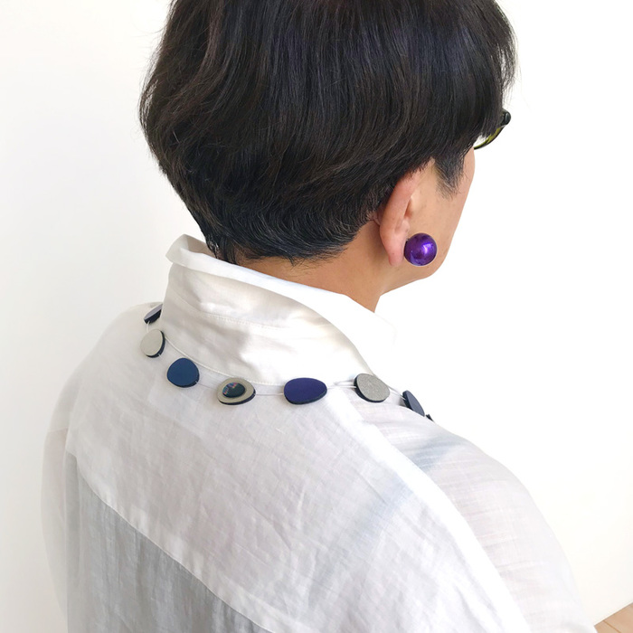 身につける漆 漆のアクセサリー イヤリング ピアス 球2.0 本紫色 坂本これくしょんの艶やかで美しくとても軽い和木に漆塗りのアクセサリー SAKAMOTO COLLECTION wearable URUSHI accessories earrings Sphere 20 Pure purple 大きめのボリューム感が楽しめる直径2㎝スクリュー・クリップのイヤリング、発色の良い鮮やかな「本紫色」は上品でクールな印象でカジュアルにもフォーマルにもオールシーズン活躍、軽くて耳に負担をかけにくく耳が痛くなりにくいつくり、かぶれ防止コートで安心です。 イメージ写真5
