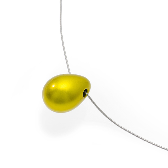 身につける漆 漆のアクセサリー ペンダント 鈴しずく レモンゴールド色 坂本これくしょんの艶やかで美しくとても軽い和木に漆塗りのアクセサリー SAKAMOTO COLLECTION wearable URUSHI accessories pendants Bell Drop Lemon gold adjustable chain code キラキラとした発色の良い鮮やかな元気の出るビタミンカラー、人気の高いドロップ型を鈴のようにふっくらさせシンプルで愛らし形胸が元に落ちるペンダン、頭からかぶってから長さを微調整できる便利なシルバー色スライド式チェーンコードです。 イメージ写真2