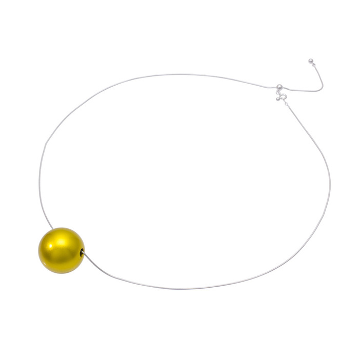 身につける漆 漆のアクセサリー ペンダント 漆の実 レモンゴールド色 スライド式チェーンコード 坂本これくしょんの艶やかで美しくとても軽い和木に漆塗りのアクセサリー SAKAMOTO COLLECTION wearable URUSHI accessories  pendants URUSHI no MI Lemon gold adjustable chain code 発色の良い鮮やかな元気の出るビタミンカラー、胸元に落ちるまんまるころんとした大振りながらも軽いシンプルなペンダントトップ、頭からかぶってから長さを微調整できる便利なシルバー色コード（ショップチャンネル れもん色） イメージ写真2