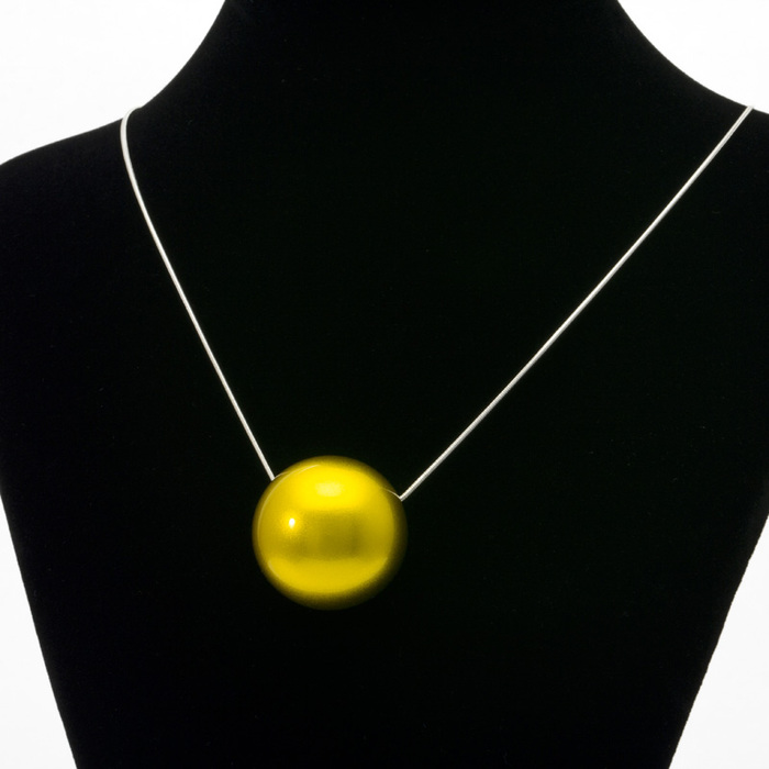 身につける漆 漆のアクセサリー ペンダント 漆の実 レモンゴールド色 スライド式チェーンコード 坂本これくしょんの艶やかで美しくとても軽い和木に漆塗りのアクセサリー SAKAMOTO COLLECTION wearable URUSHI accessories  pendants URUSHI no MI Lemon gold adjustable chain code 発色の良い鮮やかな元気の出るビタミンカラー、胸元に落ちるまんまるころんとした大振りながらも軽いシンプルなペンダントトップ、頭からかぶってから長さを微調整できる便利なシルバー色コード（ショップチャンネル れもん色） イメージ写真5