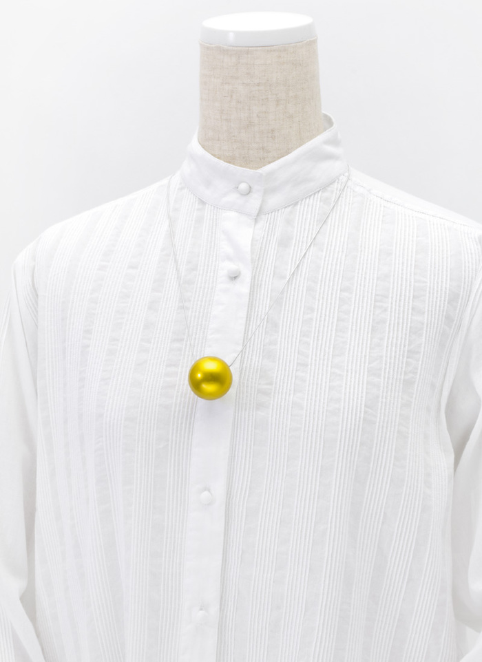 身につける漆 漆のアクセサリー ペンダント 漆の実 レモンゴールド色 スライド式チェーンコード 坂本これくしょんの艶やかで美しくとても軽い和木に漆塗りのアクセサリー SAKAMOTO COLLECTION wearable URUSHI accessories  pendants URUSHI no MI Lemon gold adjustable chain code 発色の良い鮮やかな元気の出るビタミンカラー、胸元に落ちるまんまるころんとした大振りながらも軽いシンプルなペンダントトップ、頭からかぶってから長さを微調整できる便利なシルバー色コード（ショップチャンネル れもん色） イメージ写真6