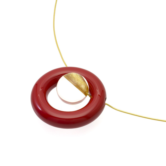 Jewel of Forest ～森の宝石～ 漆のアクセサリー ペンダント 惑星×アクリル 朱色 坂本これくしょんのプレミアムシリーズ　漆×アクリルのコンビネーションから生まれたデザインジュエリー Wearable URUSHI Accessories necklace pendant Planet & Acrylic red color 自然の中から編み出されてきた日本の伝統文化の中でも漆は森が生みだした宝物、球体は独自の技法で中心より上部に穴を開け金色粉を施し、魚眼レンズ効果で角度によりとても不思議なパワーを感じます。 イメージ写真2
