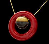 Jewel of Forest ～森の宝石～ 漆のアクセサリー ペンダント 惑星×アクリル 朱色 坂本これくしょんのプレミアムシリーズ　漆×アクリルのコンビネーションから生まれたデザインジュエリー Wearable URUSHI Accessories necklace pendant Planet & Acrylic red color 自然の中から編み出されてきた日本の伝統文化の中でも漆は森が生みだした宝物、球体は独自の技法で中心より上部に穴を開け金色粉を施し、魚眼レンズ効果で角度によりとても不思議なパワーを感じます。 イメージ写真6
