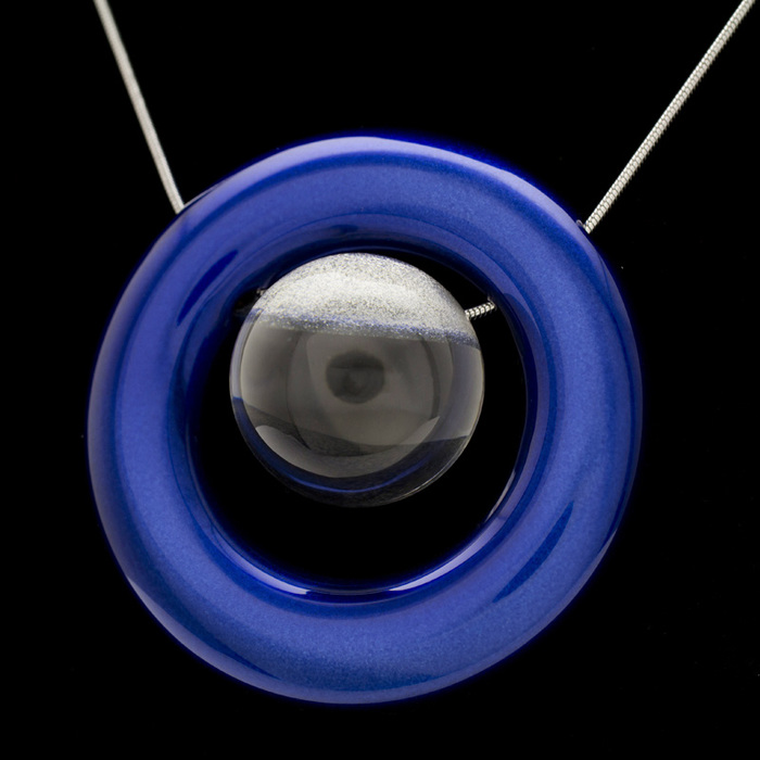 Jewel of Forest 森の宝石 漆のアクセサリー ペンダント 惑星 アクリル コバルトブルー 坂本これくしょんのプレミアムシリーズ 漆とアクリルのコンビネーションから生まれたデザインジュエリー Wearable URUSHI Accessories necklace pendant Planet & Acrylic Cobalt Blue 自然の中から編み出されてきた日本の伝統文化の中でも漆は森が生みだした宝物、球体は中心より上部に穴を開け金色粉を施し、魚眼レンズ効果で角度によりとても不思議なパワーを感じます。  #漆のアクセサリー #漆のペンダント #青いペンダント #惑星ペンダント #コバルト色 #コバルトブルー #ネックレス #森の宝石 #JewelOfForest #Necklace #designjewelry #cobaltcolor #cobaltblue #Accessories #デザインジュエリー #会津 メイン写真 