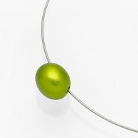 身につける漆 漆のアクセサリー ペンダント あけの実 ライムグリーン色 オメガラウンドコード 坂本これくしょんの艶やかで美しくとても軽い和木に漆塗りのアクセサリー SAKAMOTO COLLECTION wearable URUSHI accessories pendants Nuts Lime Green color Omega cord 小さな小さな玉子のような可愛らしい形の軽くてつけ心地のよいチョーカータイプ、ポップで楽しく心癒されるオリジナルカラー、ポロっとこぼれるような雰囲気が印象的、コーディネイトを楽しめるアイテム。 イメージ写真2