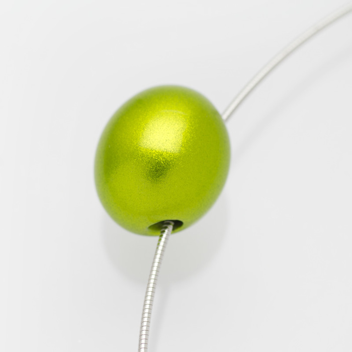 身につける漆 漆のアクセサリー ペンダント あけの実 ライムグリーン色 オメガラウンドコード 坂本これくしょんの艶やかで美しくとても軽い和木に漆塗りのアクセサリー SAKAMOTO COLLECTION wearable URUSHI accessories pendants Nuts Lime Green color Omega cord 小さな小さな玉子のような可愛らしい形の軽くてつけ心地のよいチョーカータイプ、ポップで楽しく心癒されるオリジナルカラー、ポロっとこぼれるような雰囲気が印象的、コーディネイトを楽しめるアイテム。  #accessories #jewelry #pendants #nuts #LimeGreen #GreenPendants #漆のアクセサリー #軽いペンダント #漆のペンダント #ペンダント #あけの実 #ライムグリーン #坂本これくしょん #身につける漆 #漆塗り #軽さを実感 #会津若松市 メイン写真